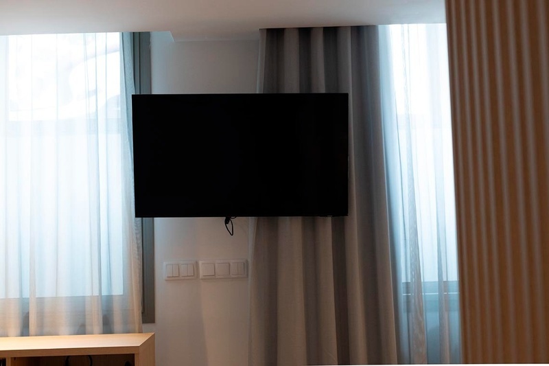 una cama con sábanas blancas y almohadas blancas