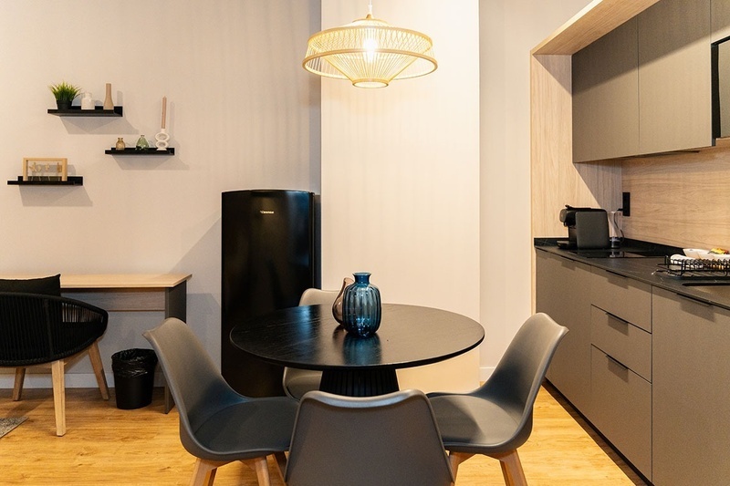 una habitación con una cama y un árbol en la pared