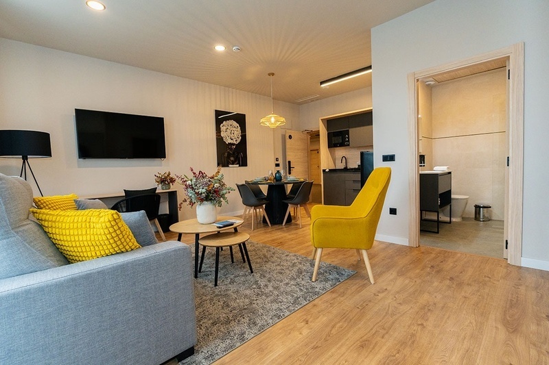 una habitación de hotel con dos camas y un sofá