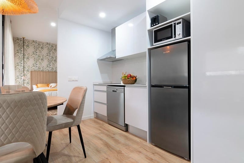 una cama con sábanas blancas y almohadas blancas