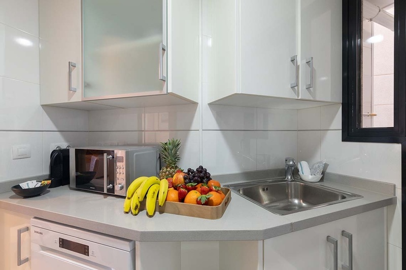 una cama con dos almohadas blancas y una cabecera de madera