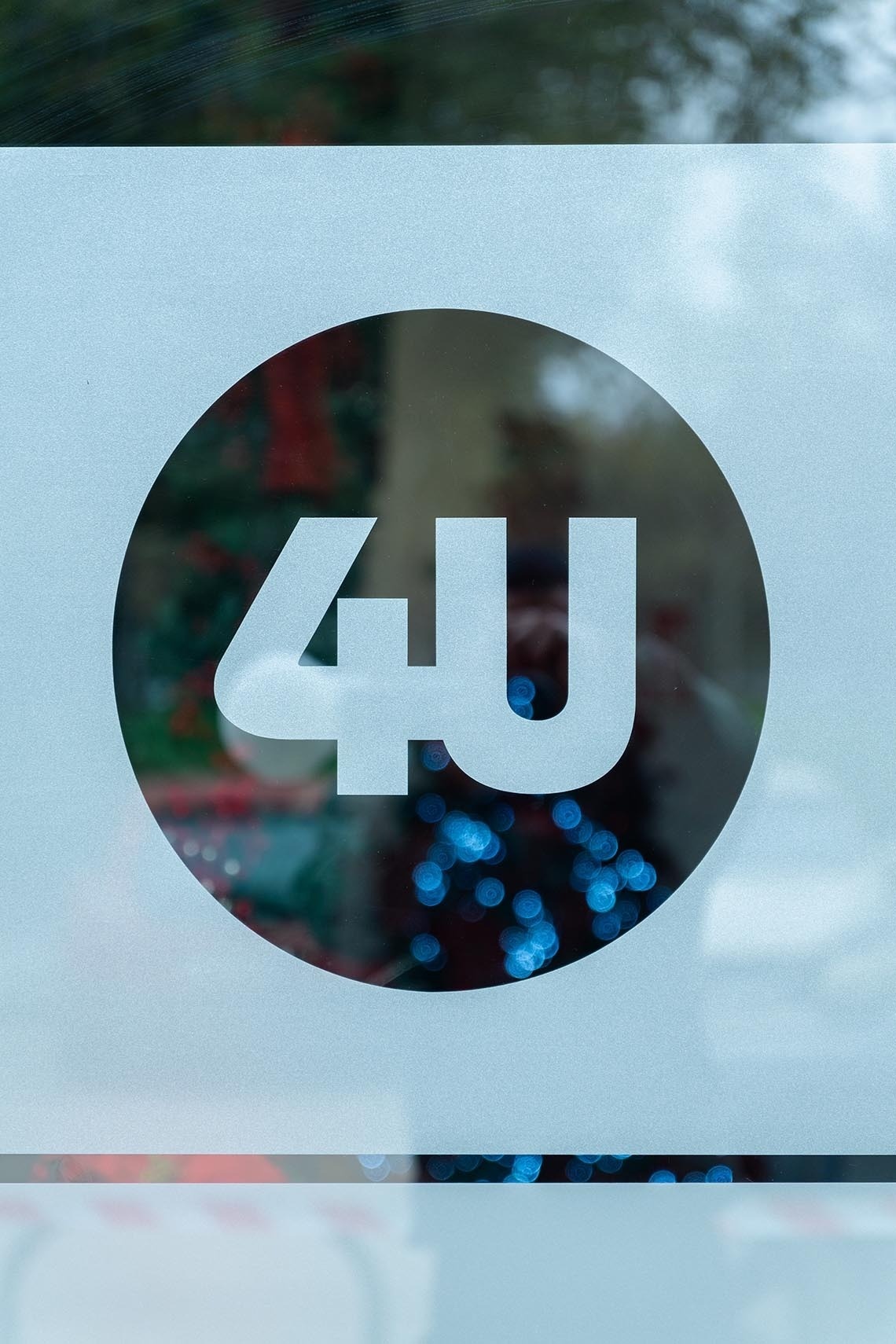 un logotipo de 4u en una ventana de vidrio