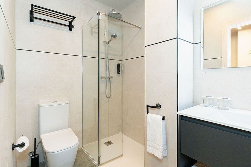 una habitación con una cama y un árbol en la pared