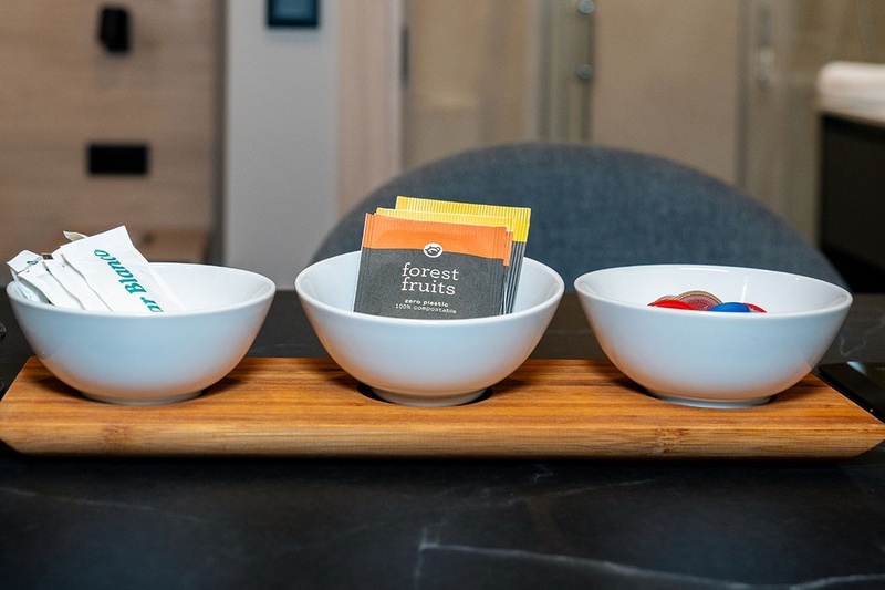 una cama con dos almohadas blancas y una cabecera de madera