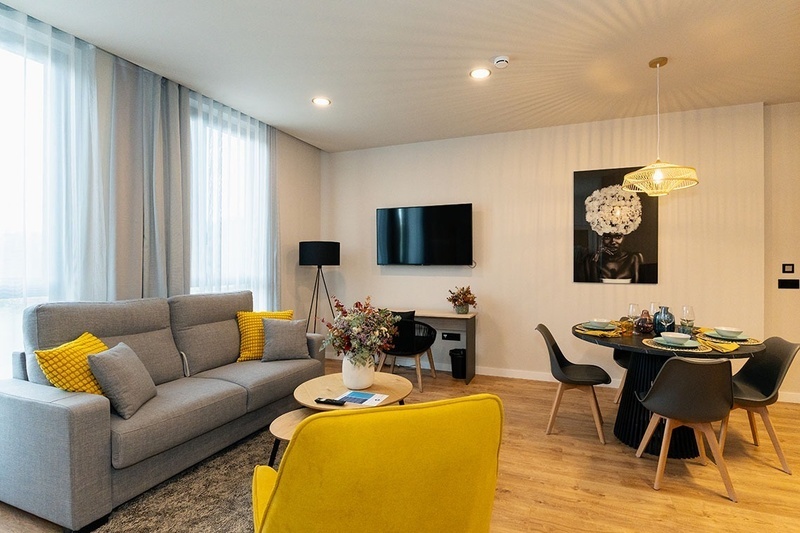 una habitación de hotel con dos camas y un sofá