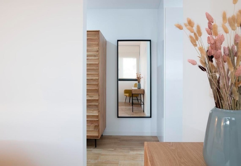 una cama con sábanas blancas y almohadas blancas