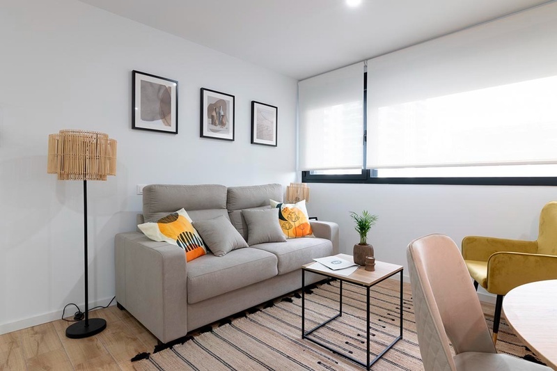 una cama con sábanas blancas y almohadas blancas