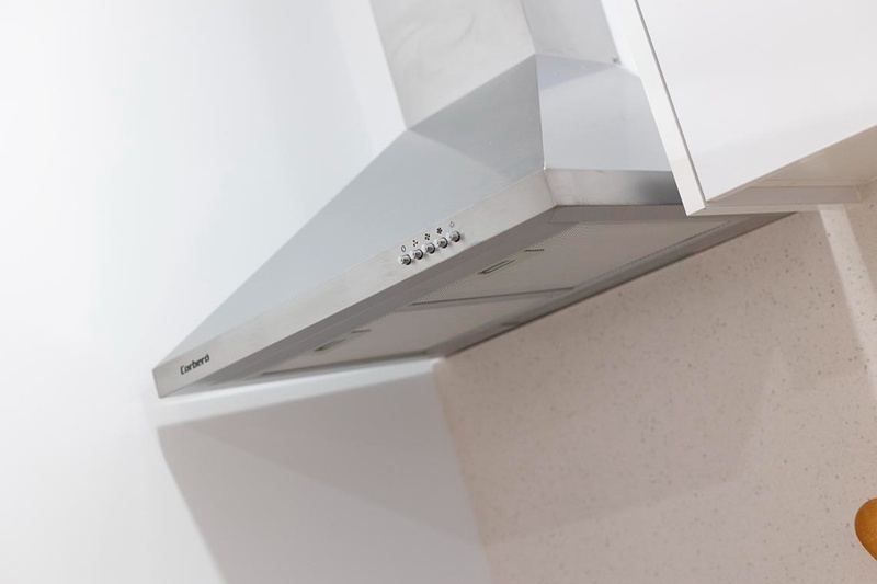 una cama con sábanas blancas y almohadas blancas