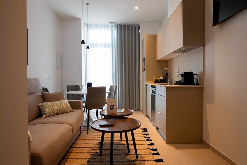 una cama con sábanas blancas y almohadas blancas