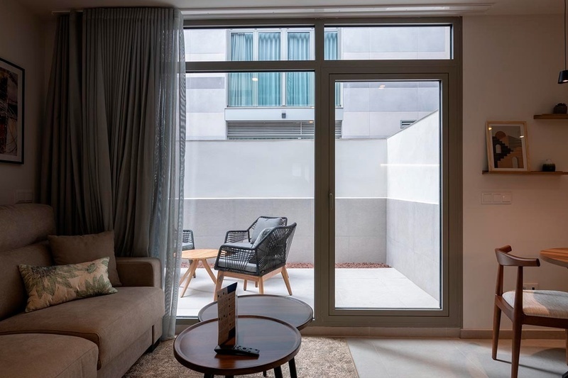 una cama con sábanas blancas y almohadas blancas