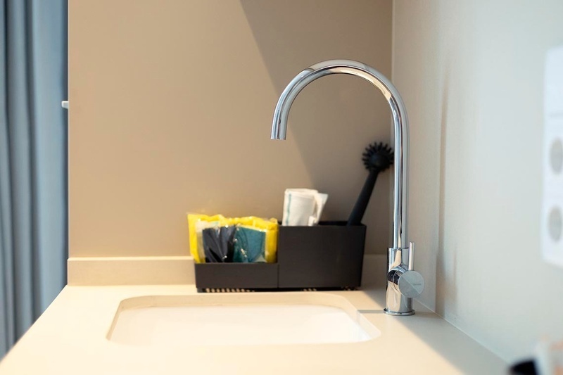 una cama con sábanas blancas y almohadas blancas