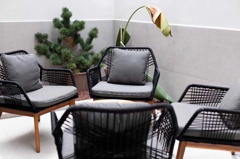 una cama con sábanas blancas y almohadas blancas