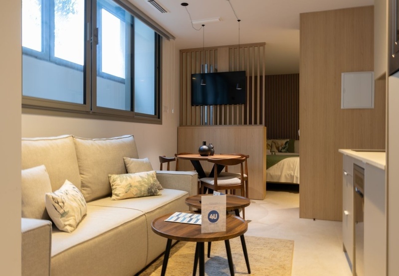 una cama con dos almohadas blancas y una cabecera de madera