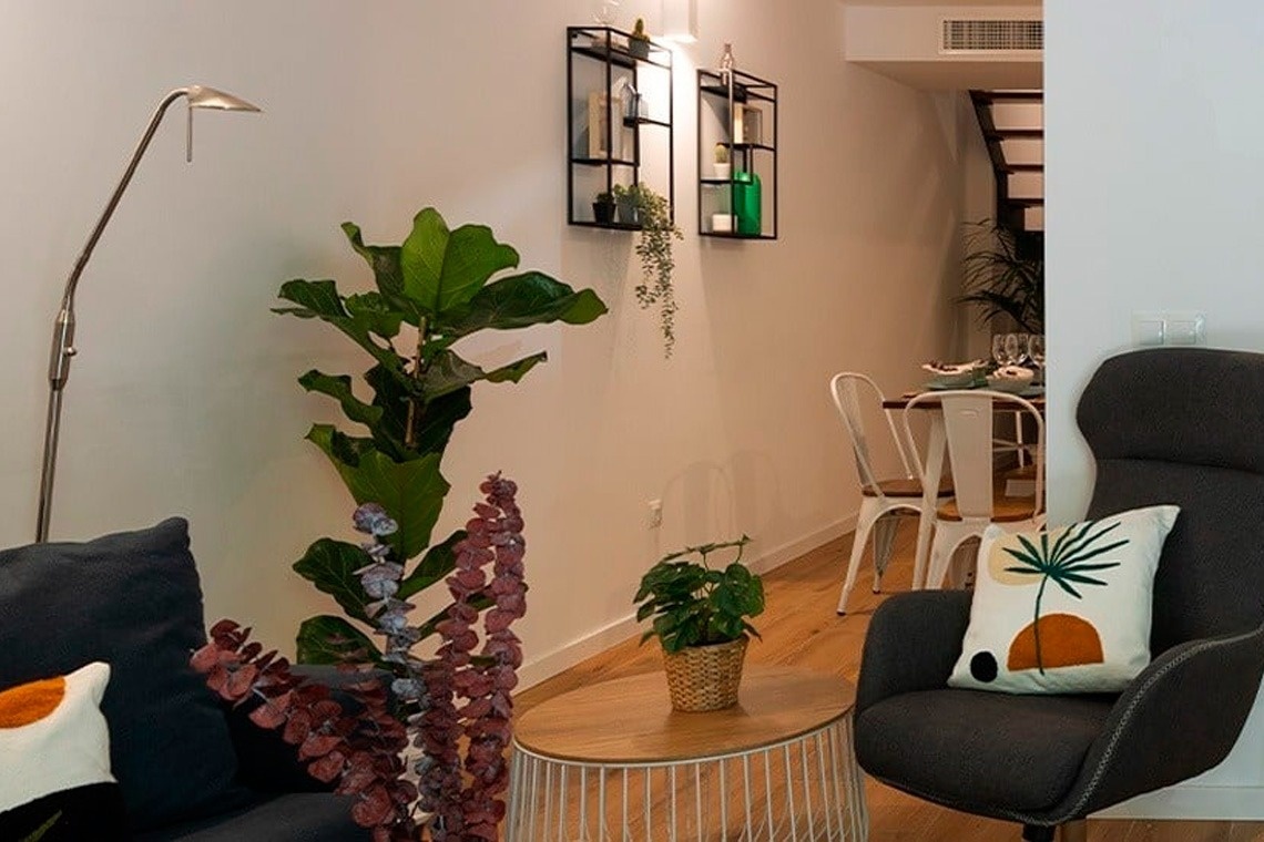 un edificio con un cartel que dice primus suites