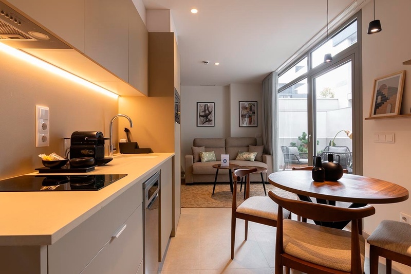 una cama con sábanas blancas y almohadas blancas