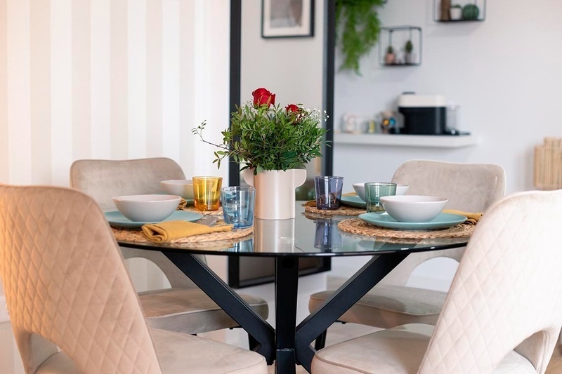 una habitación de hotel con dos camas y un sofá