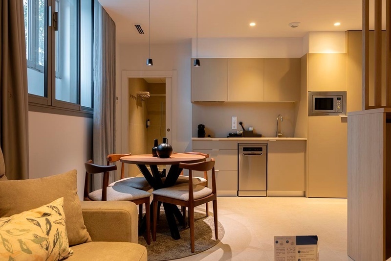 una cama con sábanas blancas y almohadas blancas