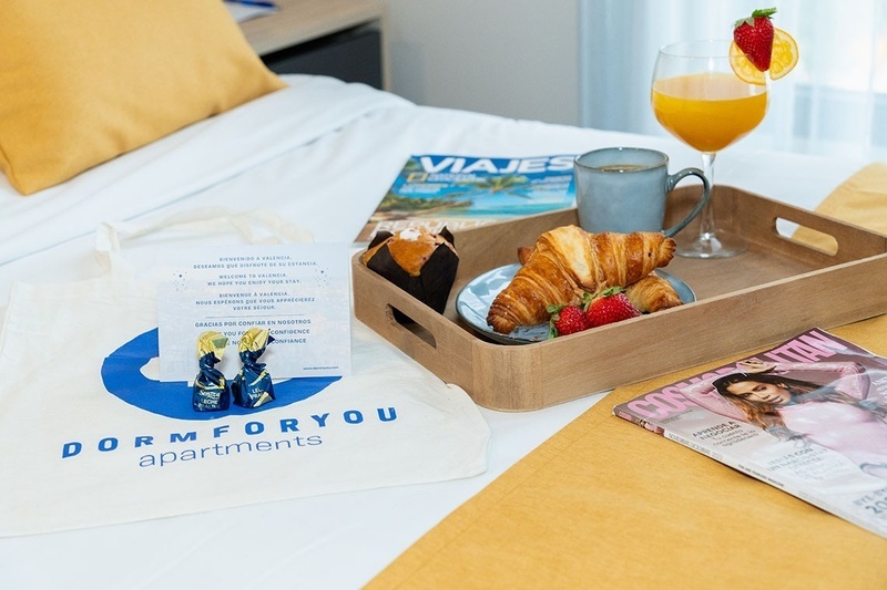 una habitación de hotel con dos camas y un sofá