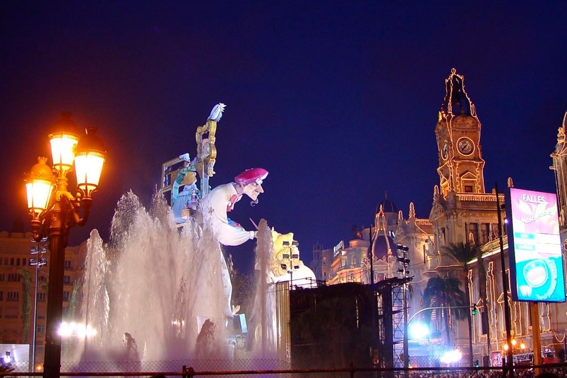 a fountain in front of a building that says calles