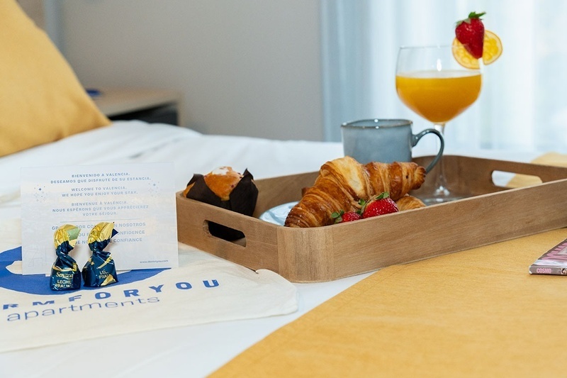 una habitación de hotel con dos camas y un sofá