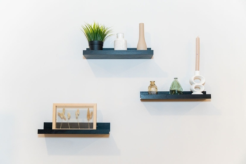 una habitación con una cama y un árbol en la pared