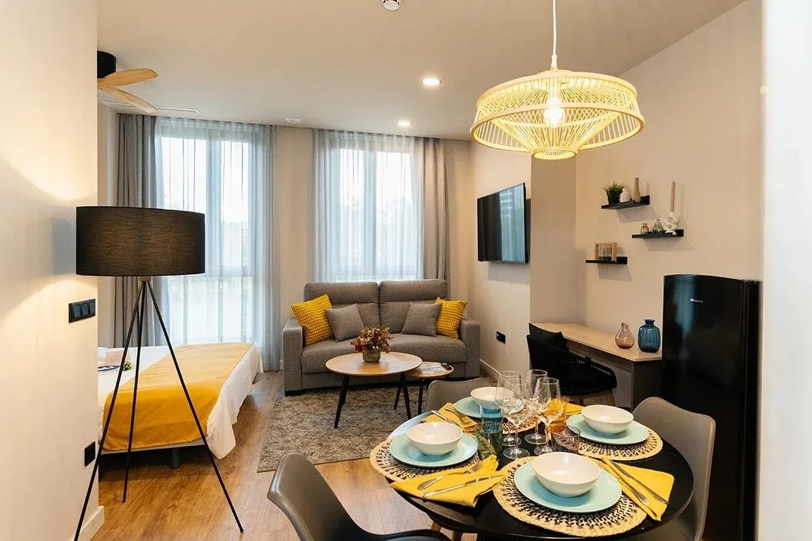 una habitación con una mesa de comedor y un sofá