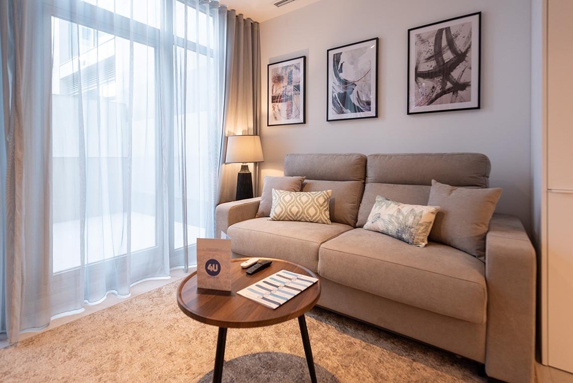 una sala de estar con un sofá y una mesa