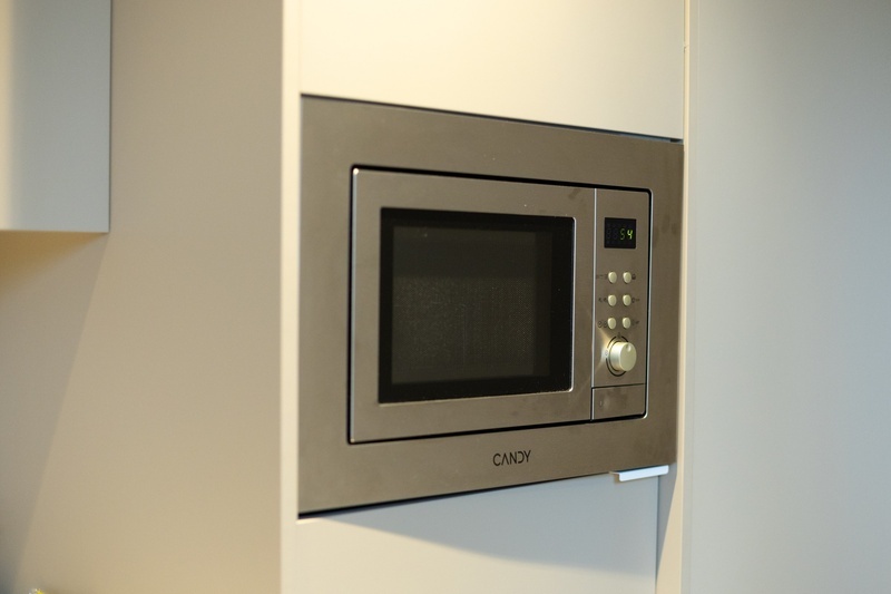 una cama con dos almohadas blancas y una cabecera de madera