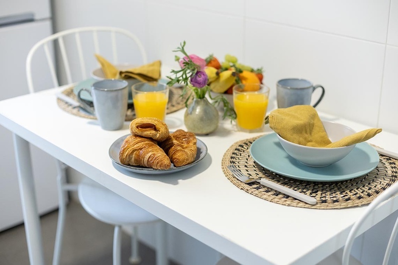 una cama con dos almohadas blancas y una cabecera de madera