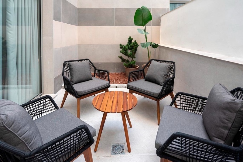 una cama con sábanas blancas y almohadas blancas