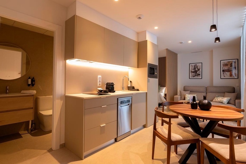 una cama con sábanas blancas y almohadas blancas