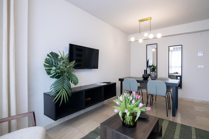 una cama con dos almohadas blancas y una cabecera de madera