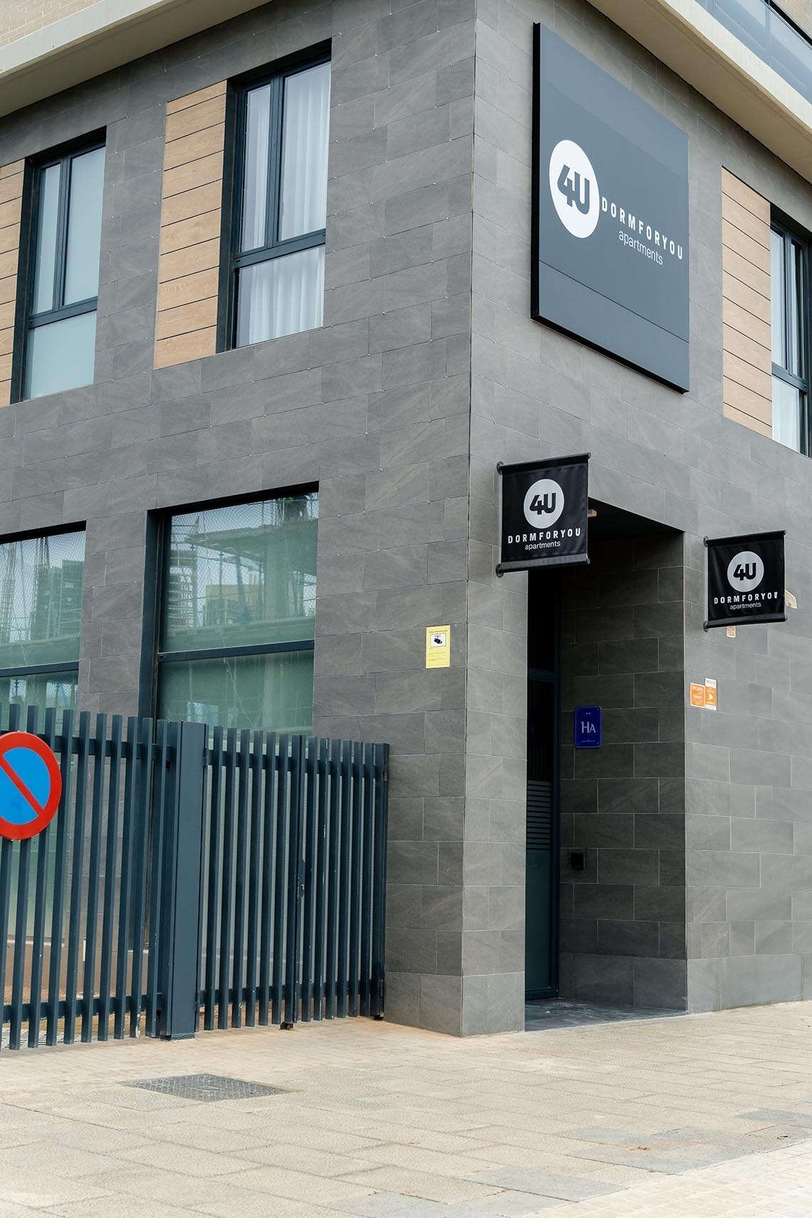 un edificio con un letrero que dice 4u dormitorios