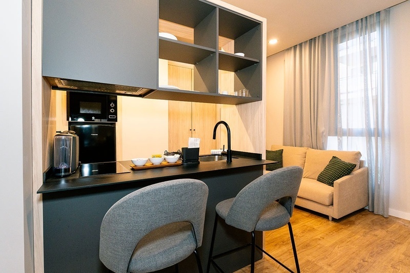 una cama con dos almohadas blancas y una cabecera de madera