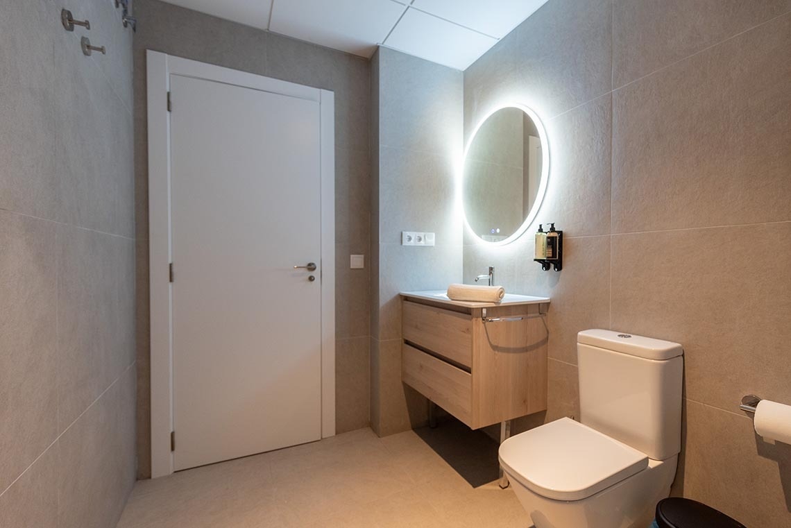 un baño con inodoro , lavabo y espejo