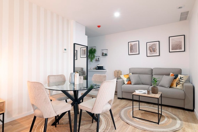 una habitación de hotel con dos camas y un sofá