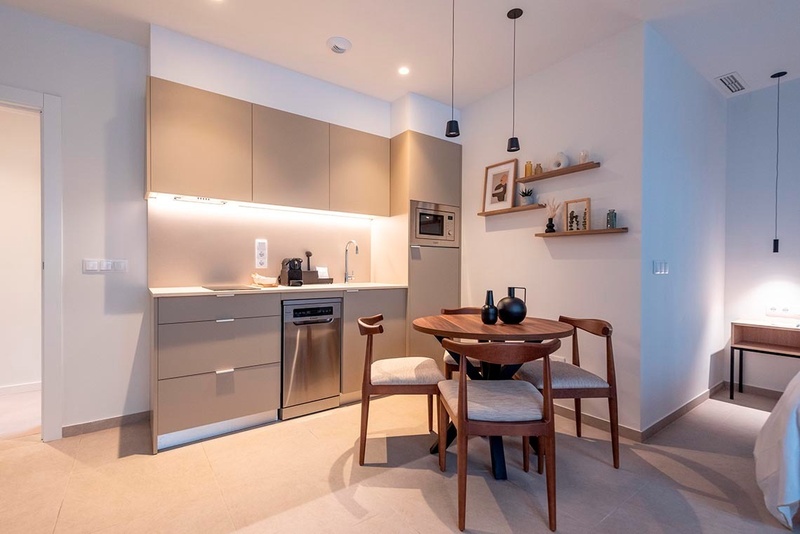 una cama con sábanas blancas y almohadas blancas