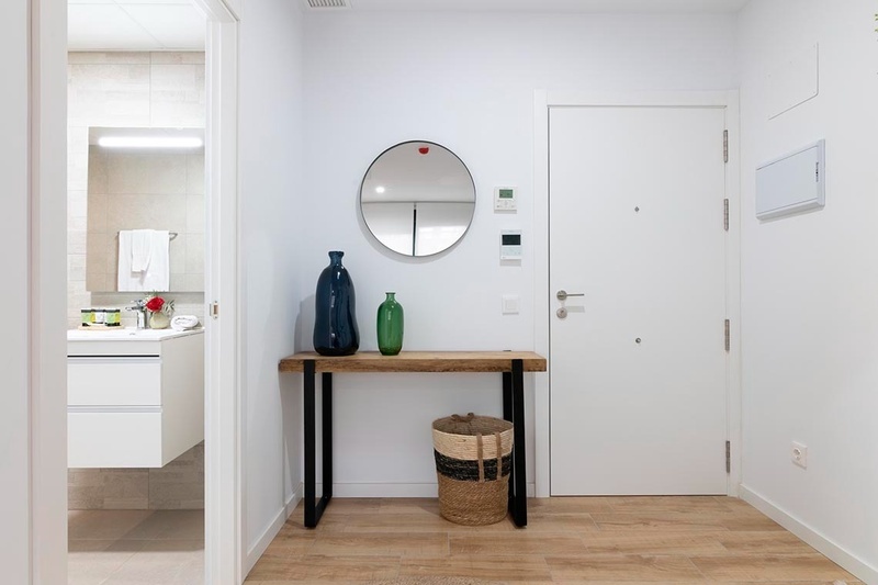 una cama con sábanas blancas y almohadas blancas