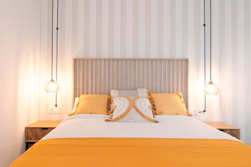 una habitación de hotel con dos camas y un sofá