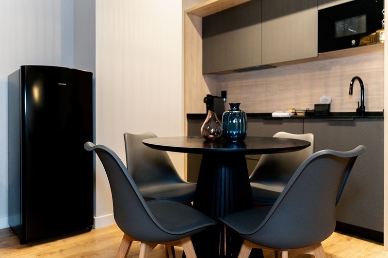 una habitación con una cama y un árbol en la pared