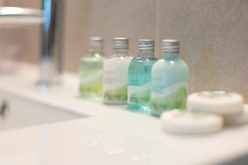 una cama con sábanas blancas y almohadas blancas