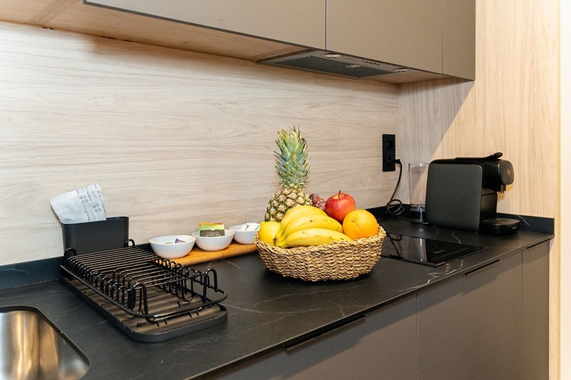 una habitación de hotel con dos camas y un sofá