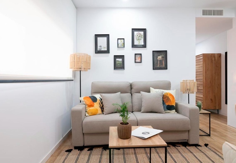 una cama con sábanas blancas y almohadas blancas