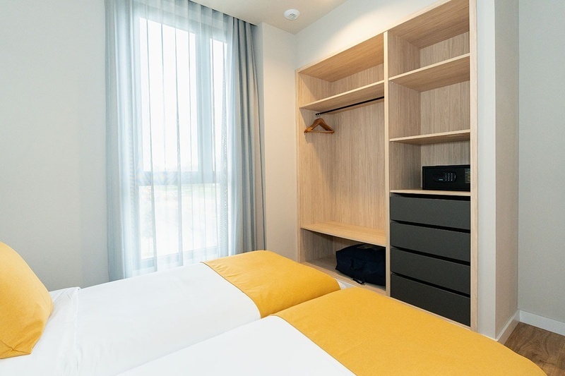 una habitación de hotel con dos camas y un sofá