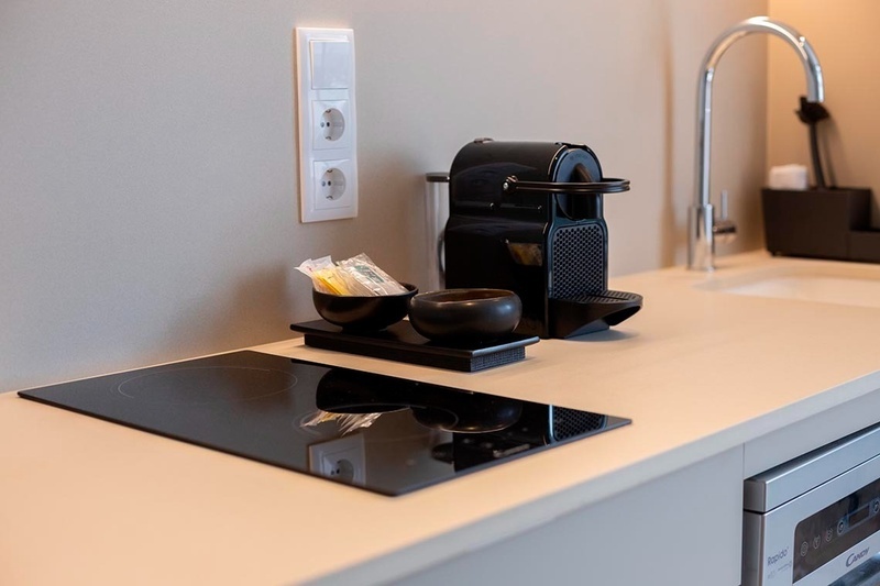 una cama con sábanas blancas y almohadas blancas