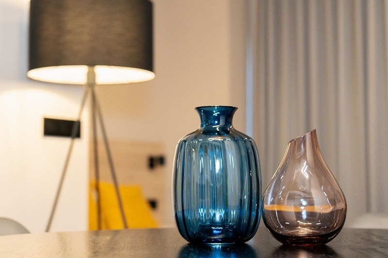 una habitación con una cama y un árbol en la pared