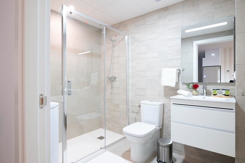 una habitación de hotel con dos camas y un sofá