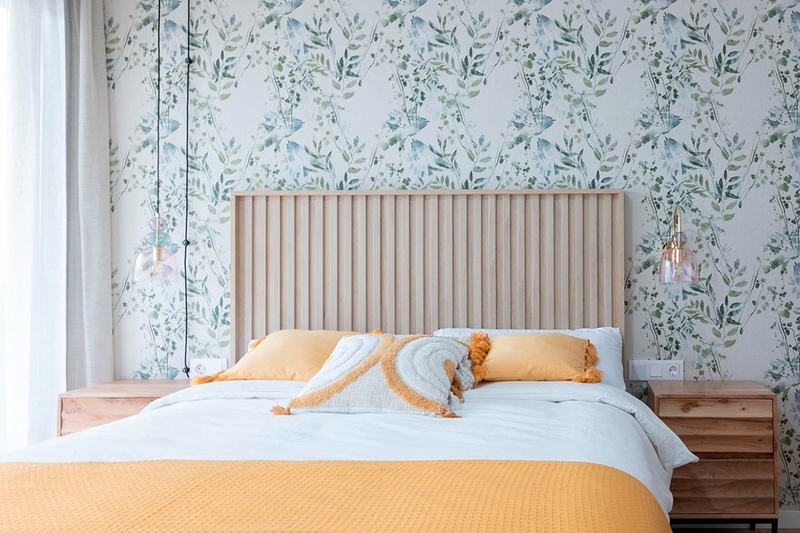 una cama con sábanas blancas y almohadas blancas