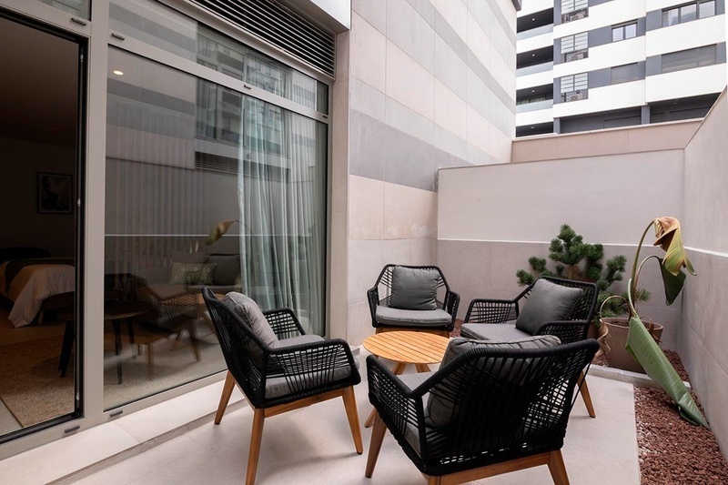 una cama con sábanas blancas y almohadas blancas