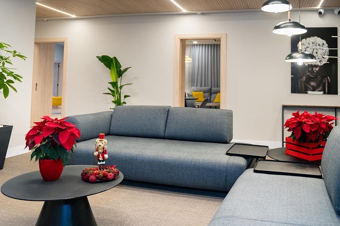 una sala de estar con un sofá y una mesa